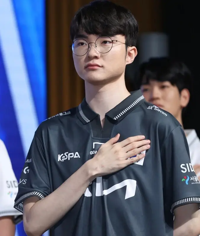 Faker回归赛场，连败首场状态亮眼，C9观众沸腾！的简单介绍